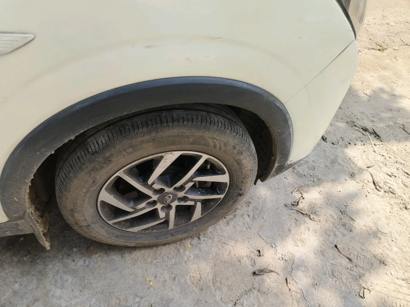 2019 Mahindra XUV300 W6 1.5 DIESEL, Diesel, Manual, 1,11,386 km, tyre