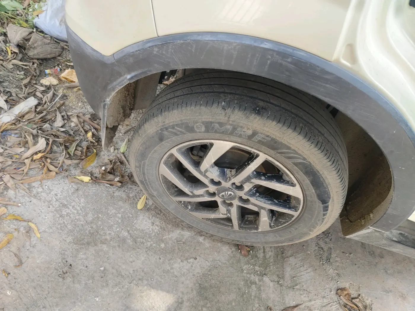 2019 Mahindra XUV300 W6 1.5 DIESEL, Diesel, Manual, 1,11,386 km, tyre