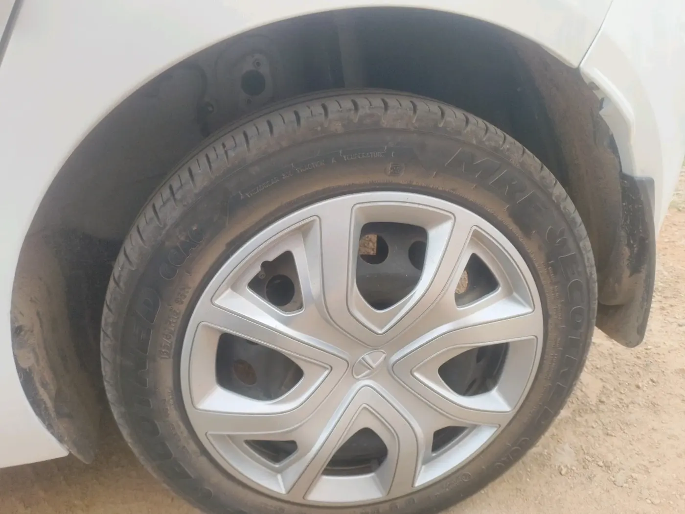 2024 Tata ALTROZ XM PETROL, Petrol, Manual, 25,462 km, tyre