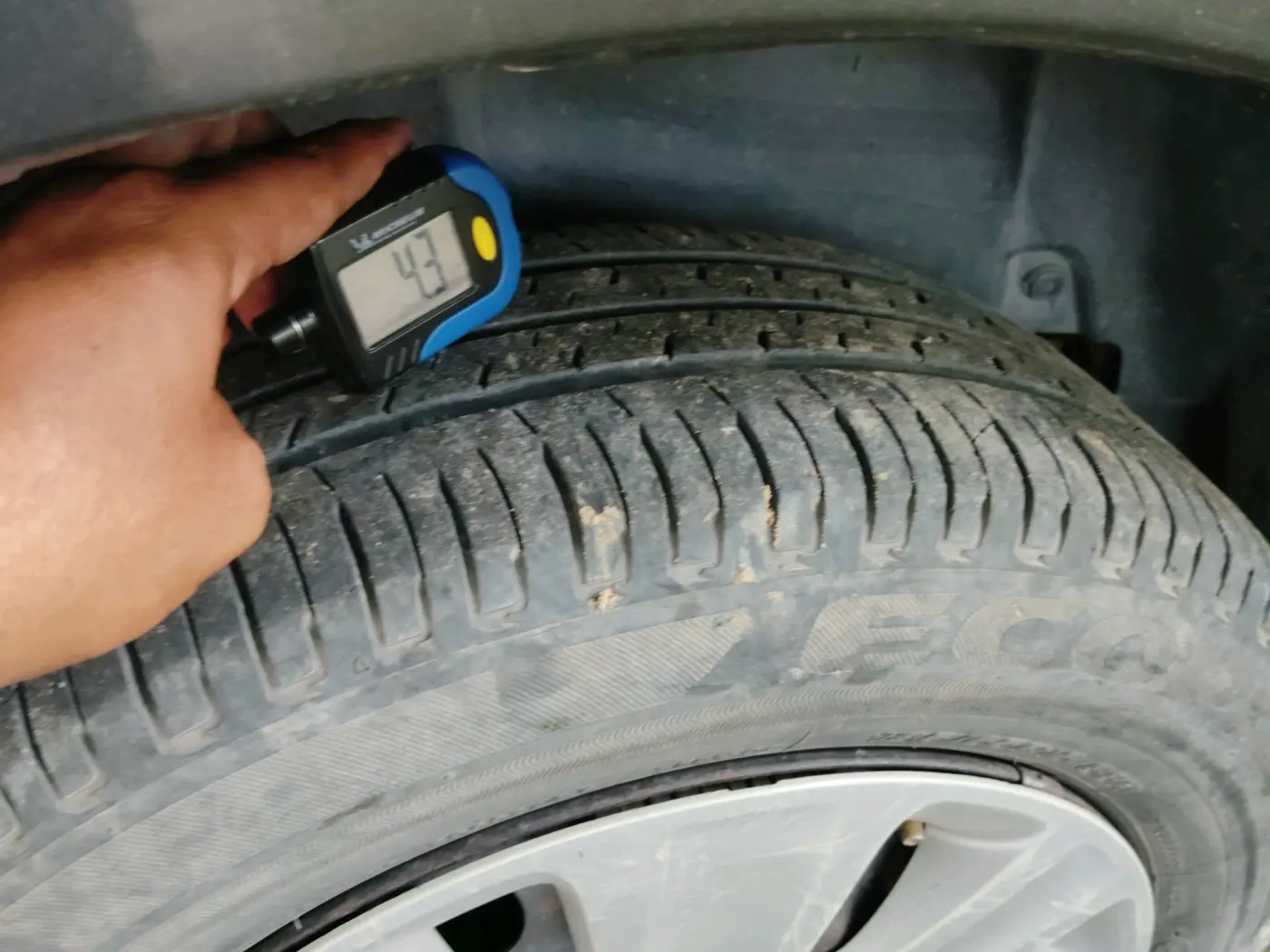 2017 Maruti Ertiga VXI CNG, CNG, Manual, 48,854 km, tyre