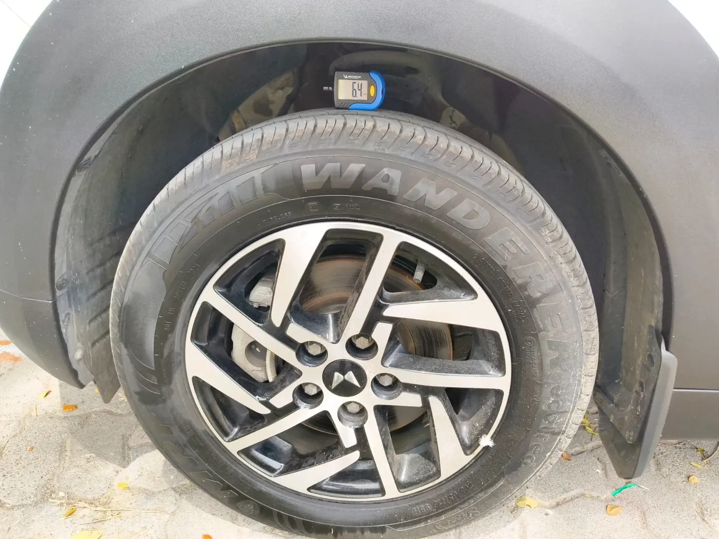 2024 Mahindra XUV 3XO AX5 1.2 L TCMPFi, Petrol, Manual, 7,594 km, tyre