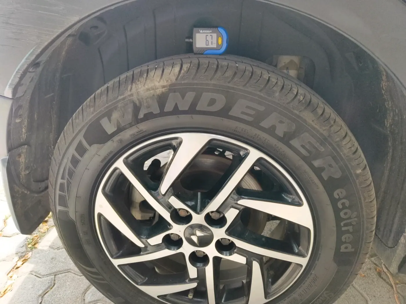 2024 Mahindra XUV 3XO AX5 1.2 L TCMPFi, Petrol, Manual, 7,594 km, tyre