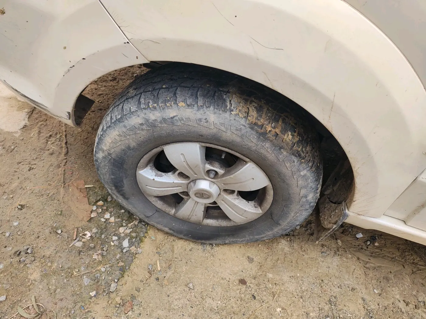 2012 Tata Safari Storme 2.2 VX 4X2, Diesel, Manual, 1,79,719 km, tyre