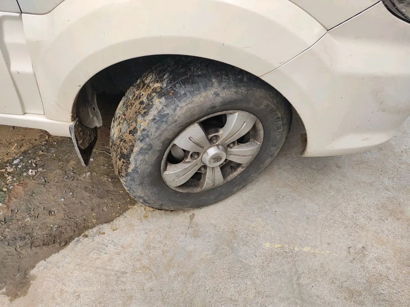 2012 Tata Safari Storme 2.2 VX 4X2, Diesel, Manual, 1,79,719 km, tyre