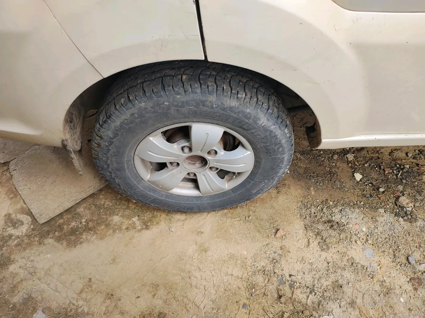2012 Tata Safari Storme 2.2 VX 4X2, Diesel, Manual, 1,79,719 km, tyre