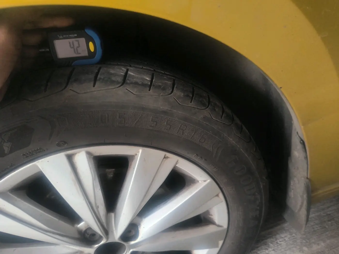 2022 Volkswagen VIRTUS HIGHLINE TSI 1.0 AT, Petrol, Automatic, 40,098 km, tyre