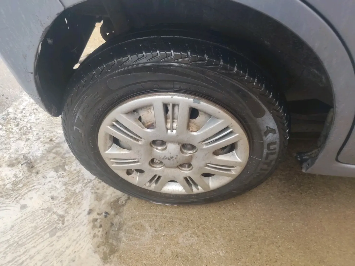 2013 Maruti Wagon R 1.0 LXI CNG, CNG, Manual, 1,11,919 km, tyre