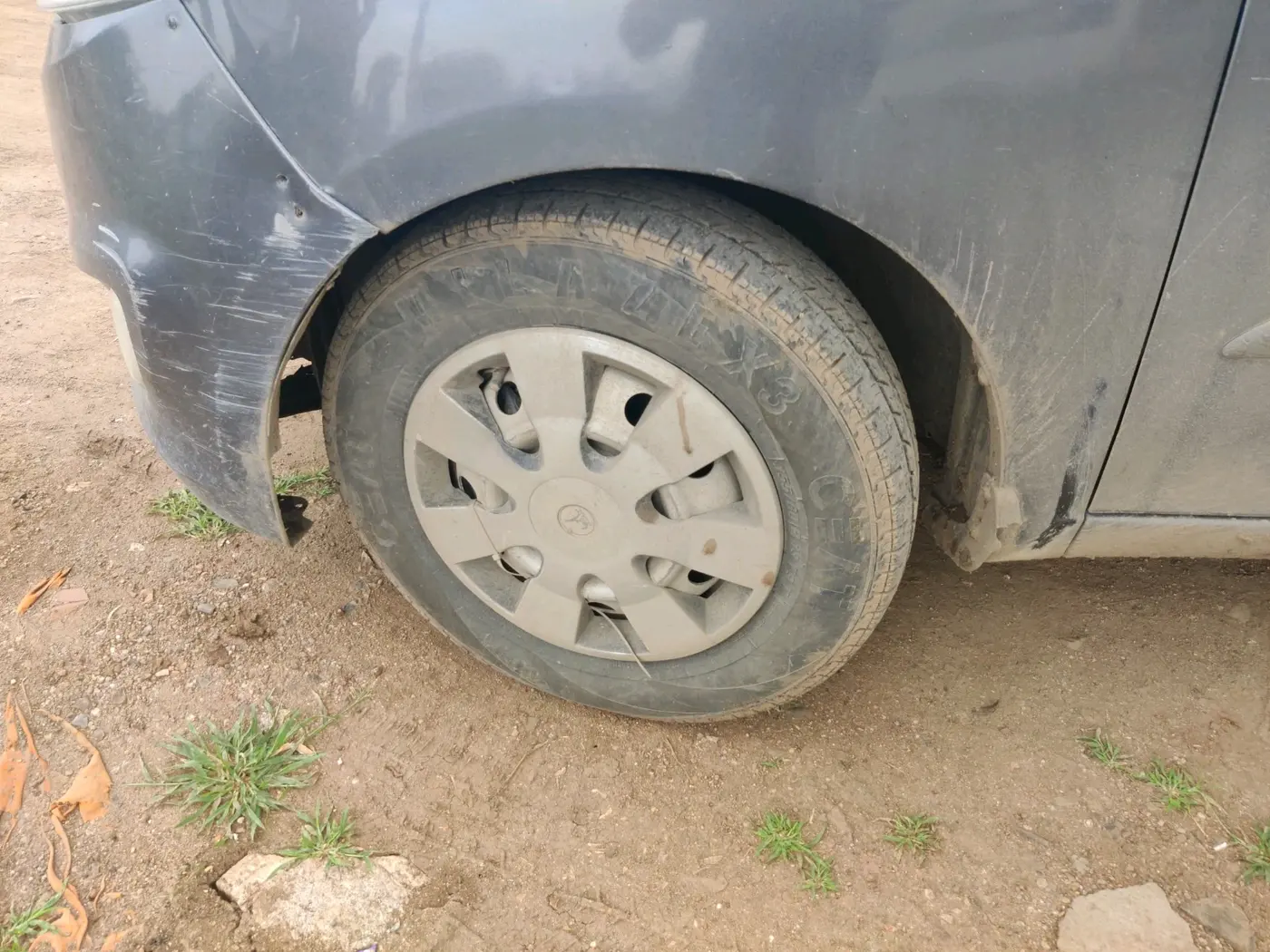 2013 Hyundai i10 ERA 1.1, CNG, Manual, 1,80,366 km, tyre