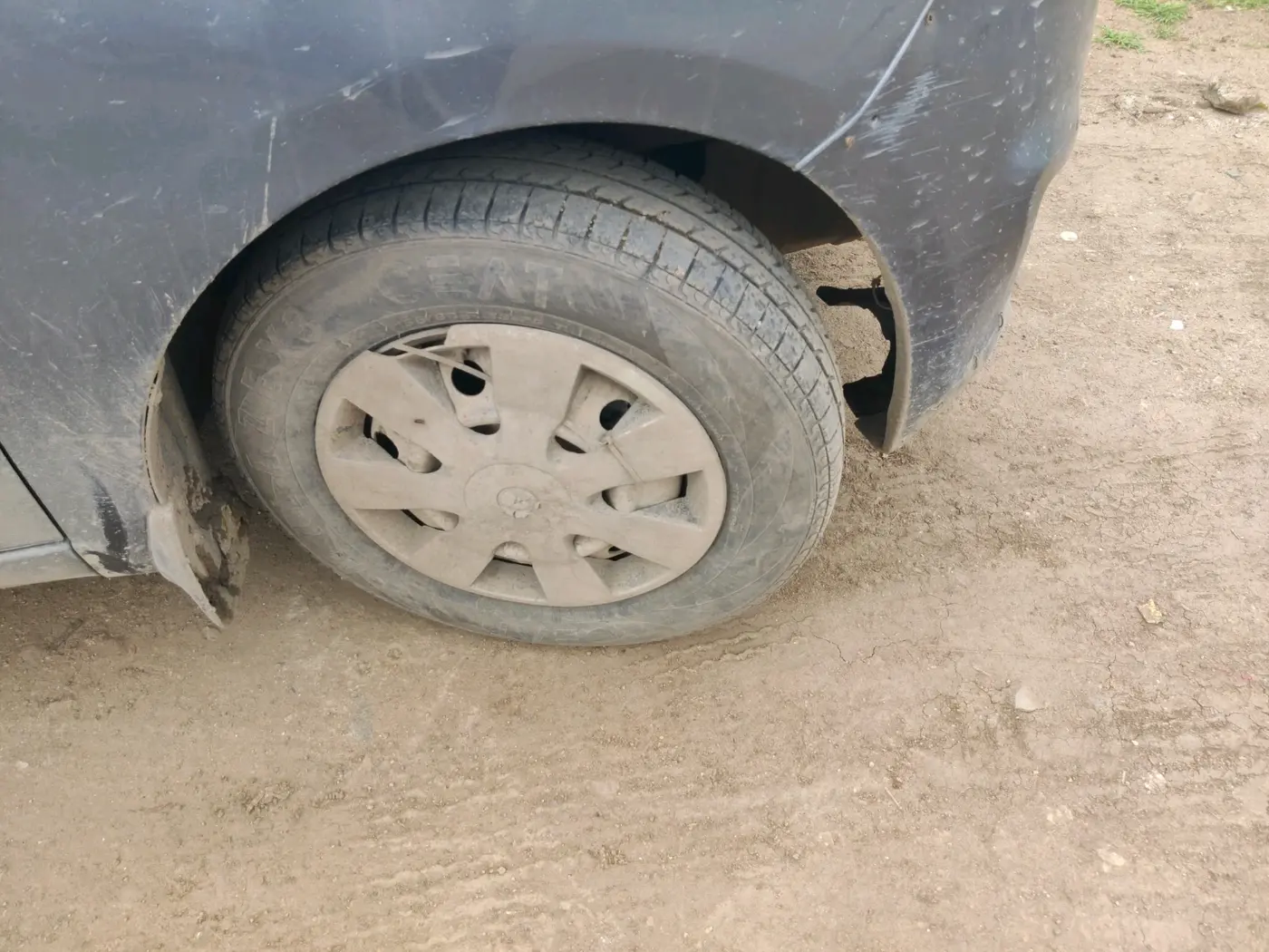 2013 Hyundai i10 ERA 1.1, CNG, Manual, 1,80,366 km, tyre