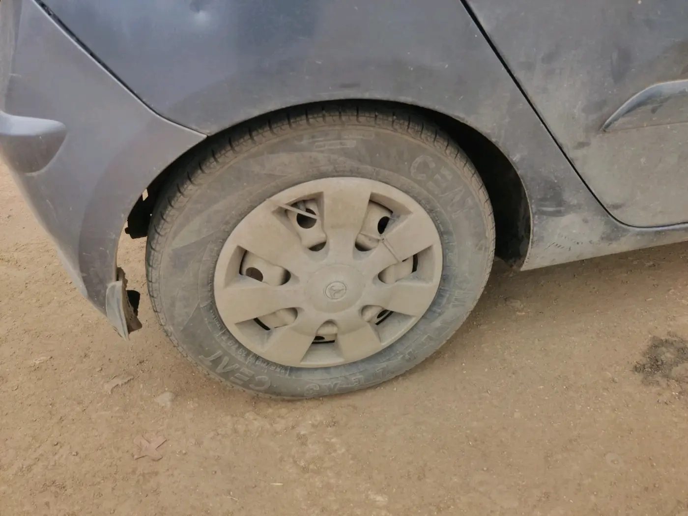 2013 Hyundai i10 ERA 1.1, CNG, Manual, 1,80,366 km, tyre