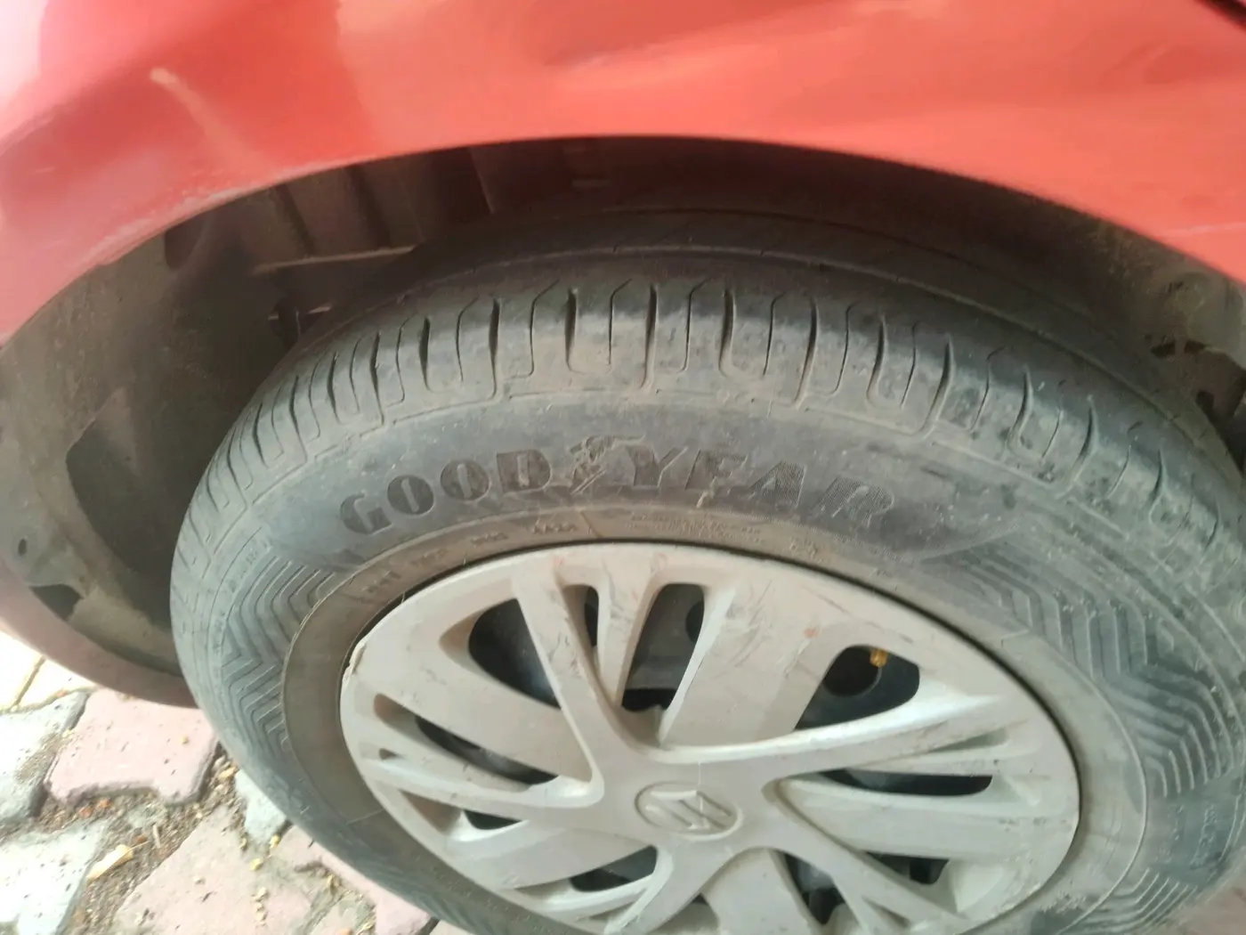2013 Maruti Swift VXI, Petrol, Manual, 84,643 km, tyre