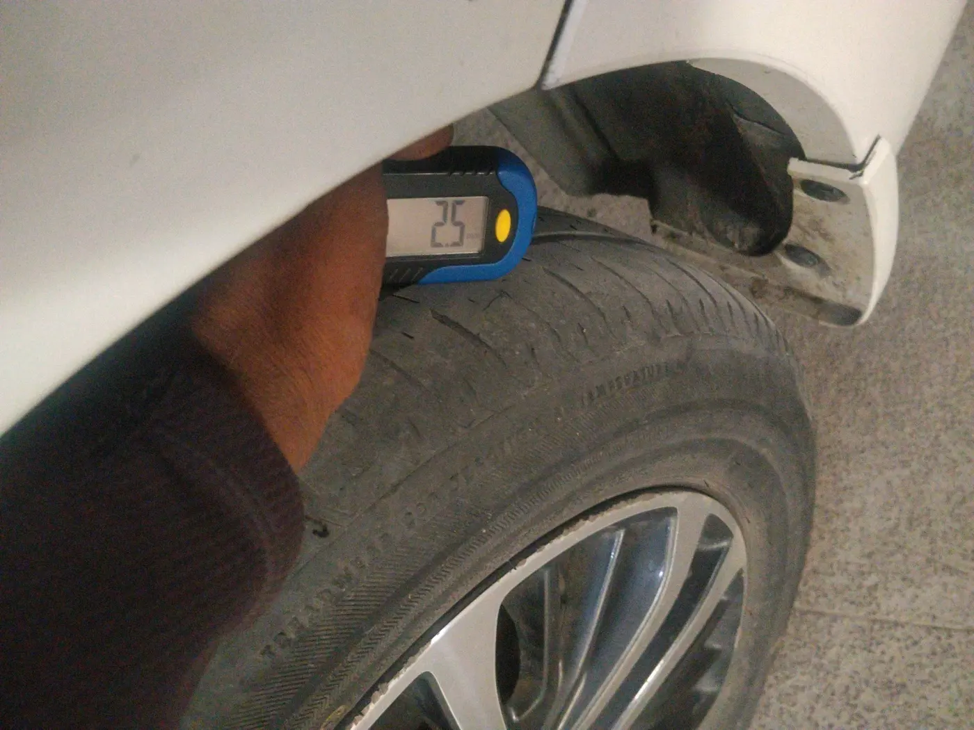 2023 Maruti Ertiga ZXI+ SHVS, Petrol, Manual, 69,067 km, tyre