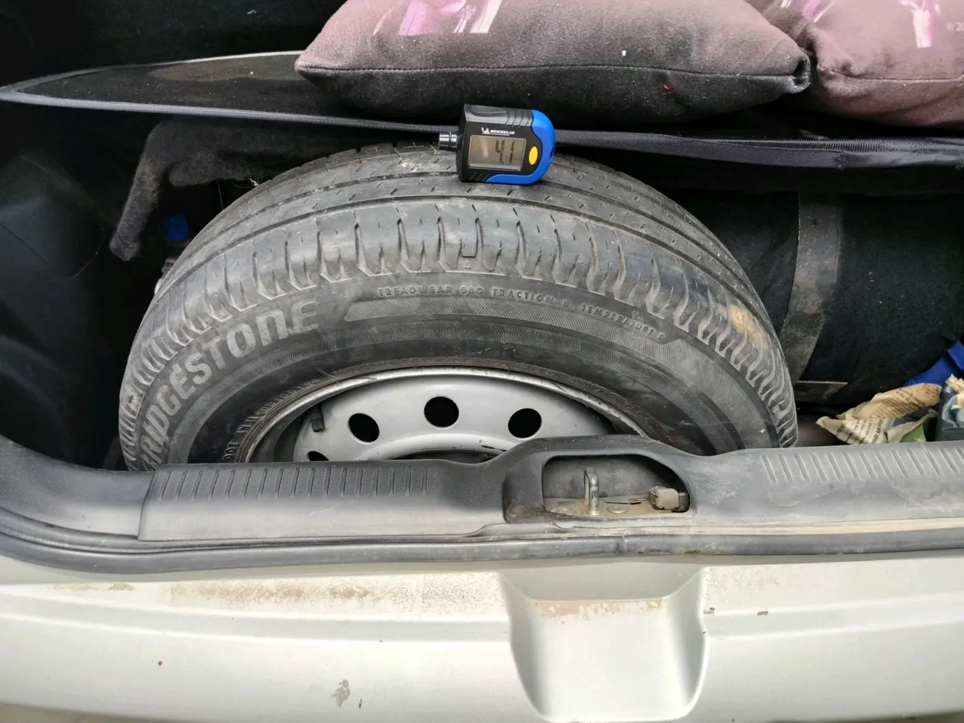 2019 Maruti Swift LXI, CNG, Manual, 42,860 km, tyre