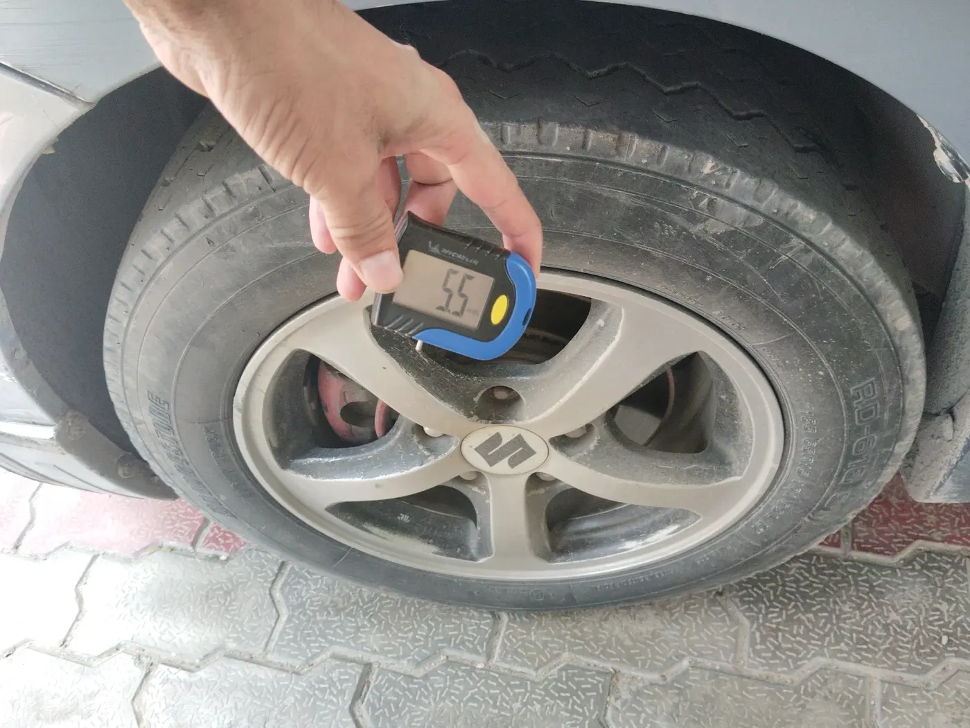 2012 Maruti Ertiga VXI, CNG, Manual, 2,08,458 km, tyre
