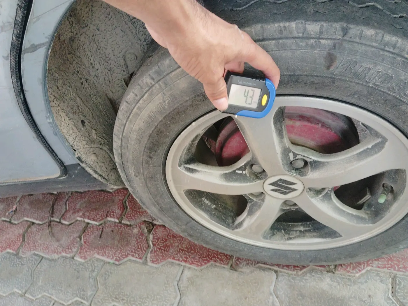 2012 Maruti Ertiga VXI, CNG, Manual, 2,08,458 km, tyre