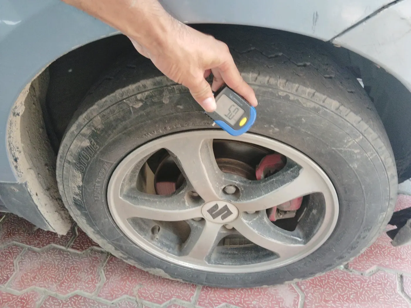 2012 Maruti Ertiga VXI, CNG, Manual, 2,08,458 km, tyre