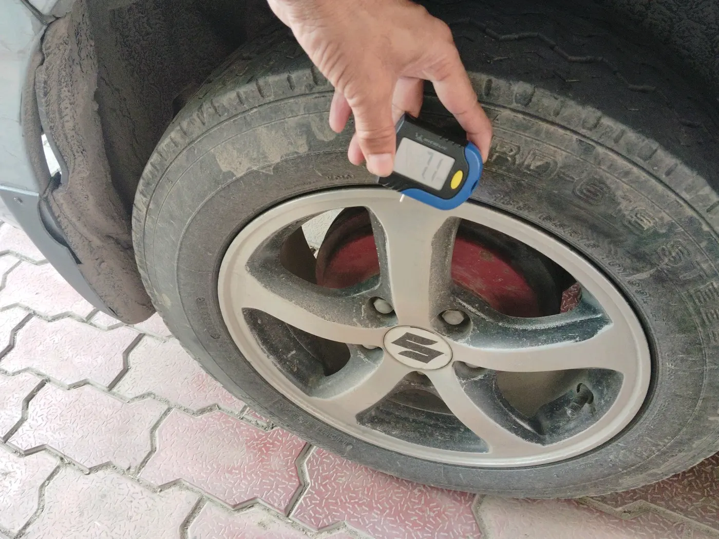 2012 Maruti Ertiga VXI, CNG, Manual, 2,08,458 km, tyre