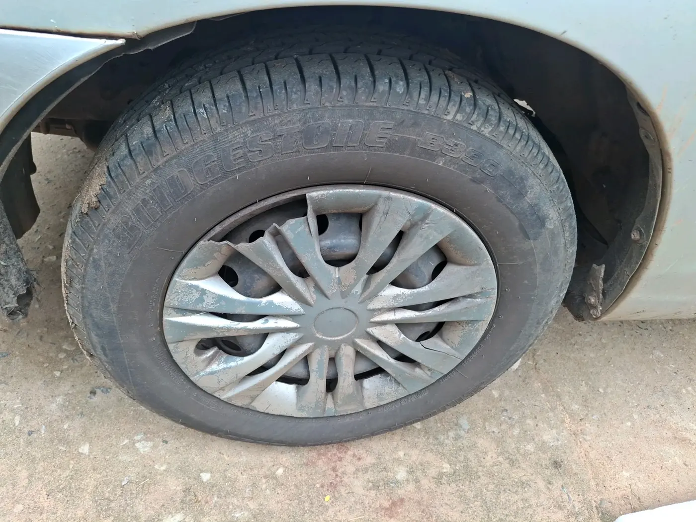 2010 Toyota Innova 2.5 G4 8 STR, Diesel, Manual, 5,11,372 km, tyre