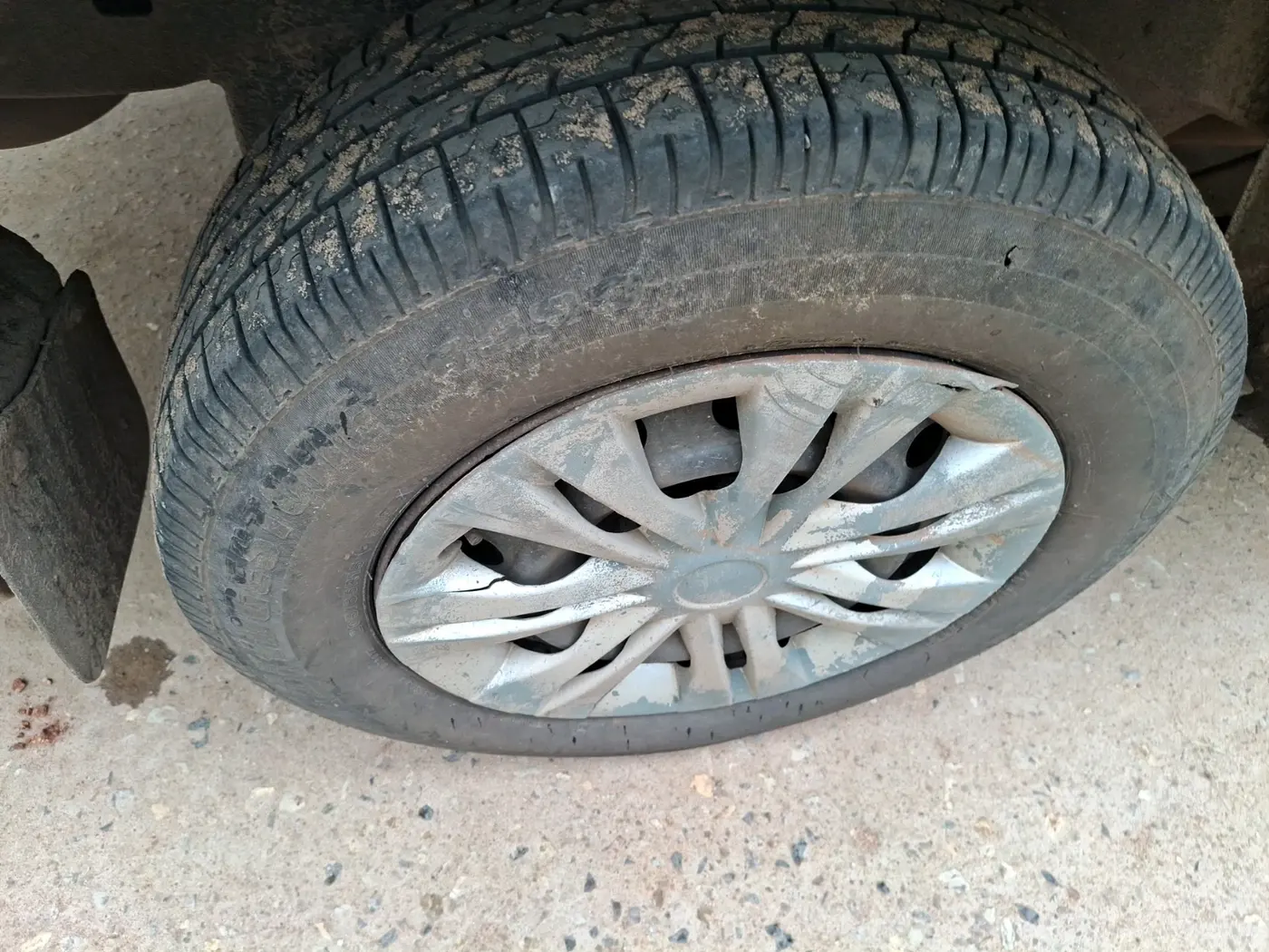 2010 Toyota Innova 2.5 G4 8 STR, Diesel, Manual, 5,11,372 km, tyre