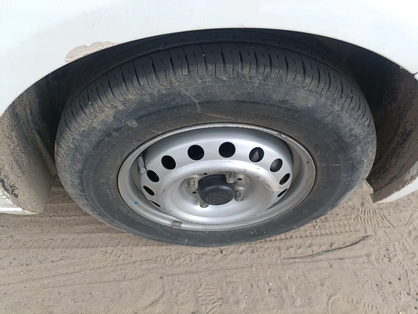 2023 Tata ALTROZ XE CNG, CNG, Manual, 30,801 km, tyre