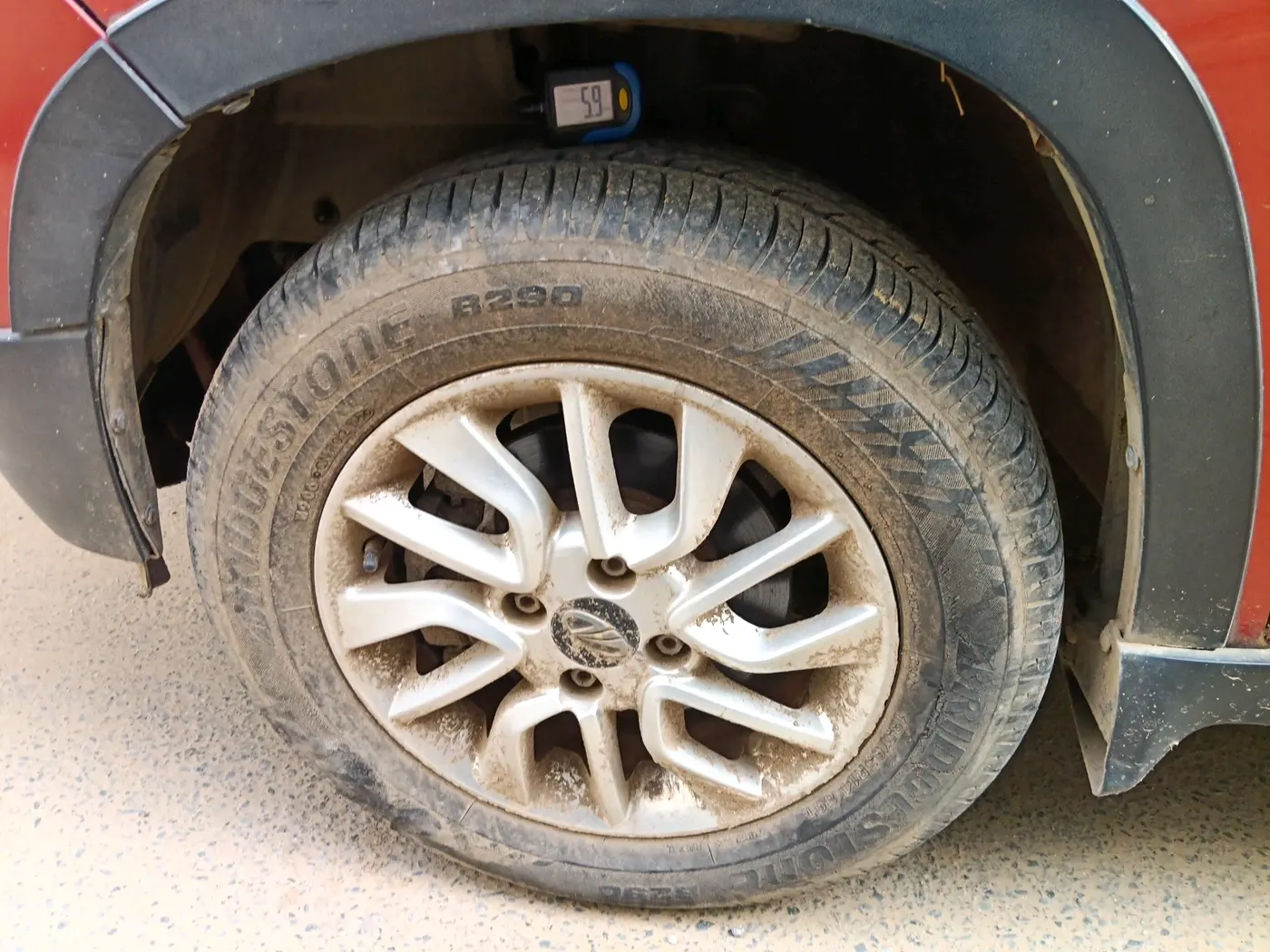 2016 Mahindra Kuv100 K8 5 STR, Petrol, Manual, 27,960 km, tyre