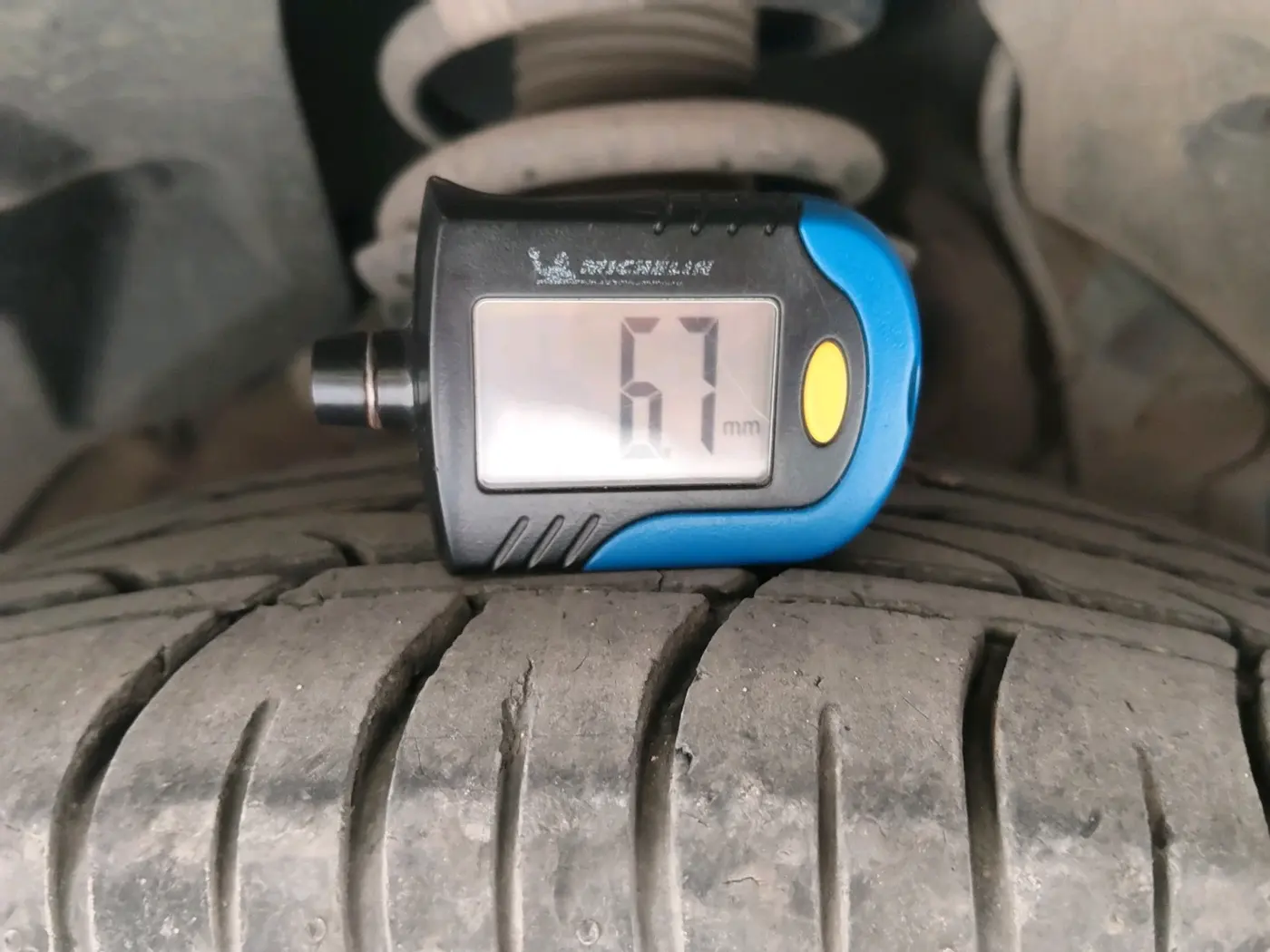 2023 Mahindra XUV300 W8 (O) 1.2 PETROL AMT, Petrol, Automatic, 28,983 km, tyre