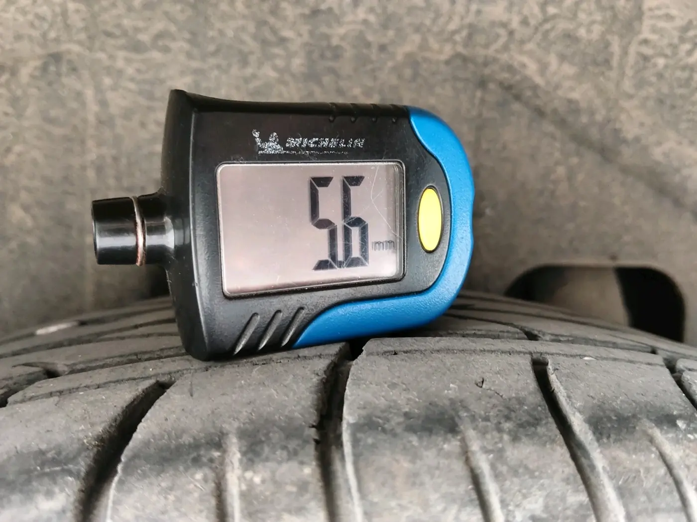 2023 Mahindra XUV300 W8 (O) 1.2 PETROL AMT, Petrol, Automatic, 28,983 km, tyre