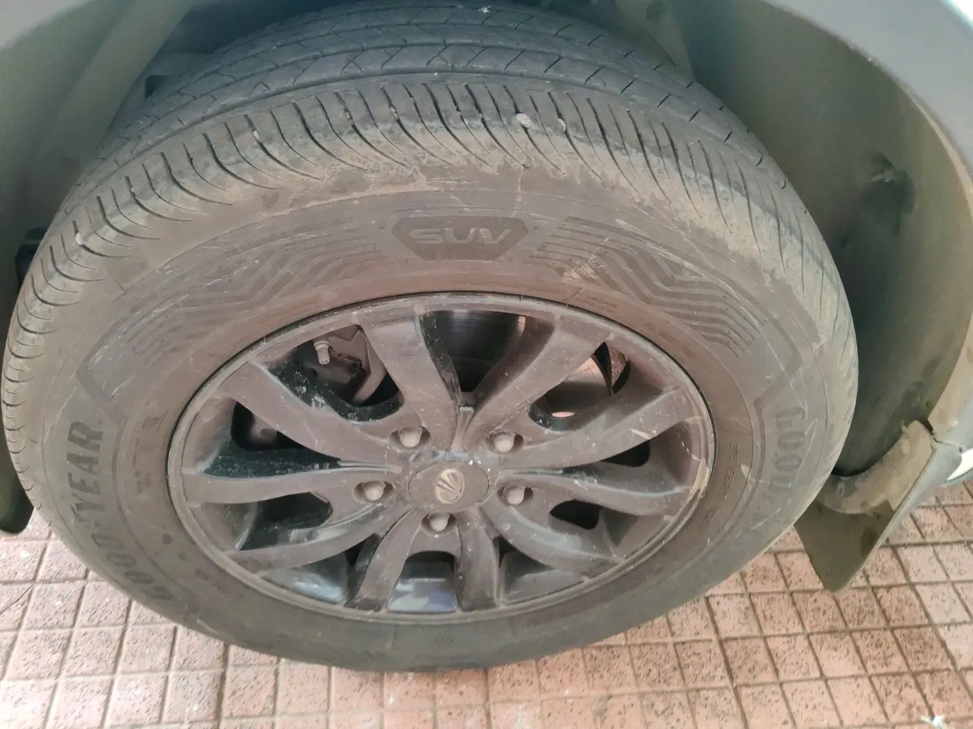 2015 Mahindra XUV500 W10, Diesel, Manual, 1,50,606 km, tyre