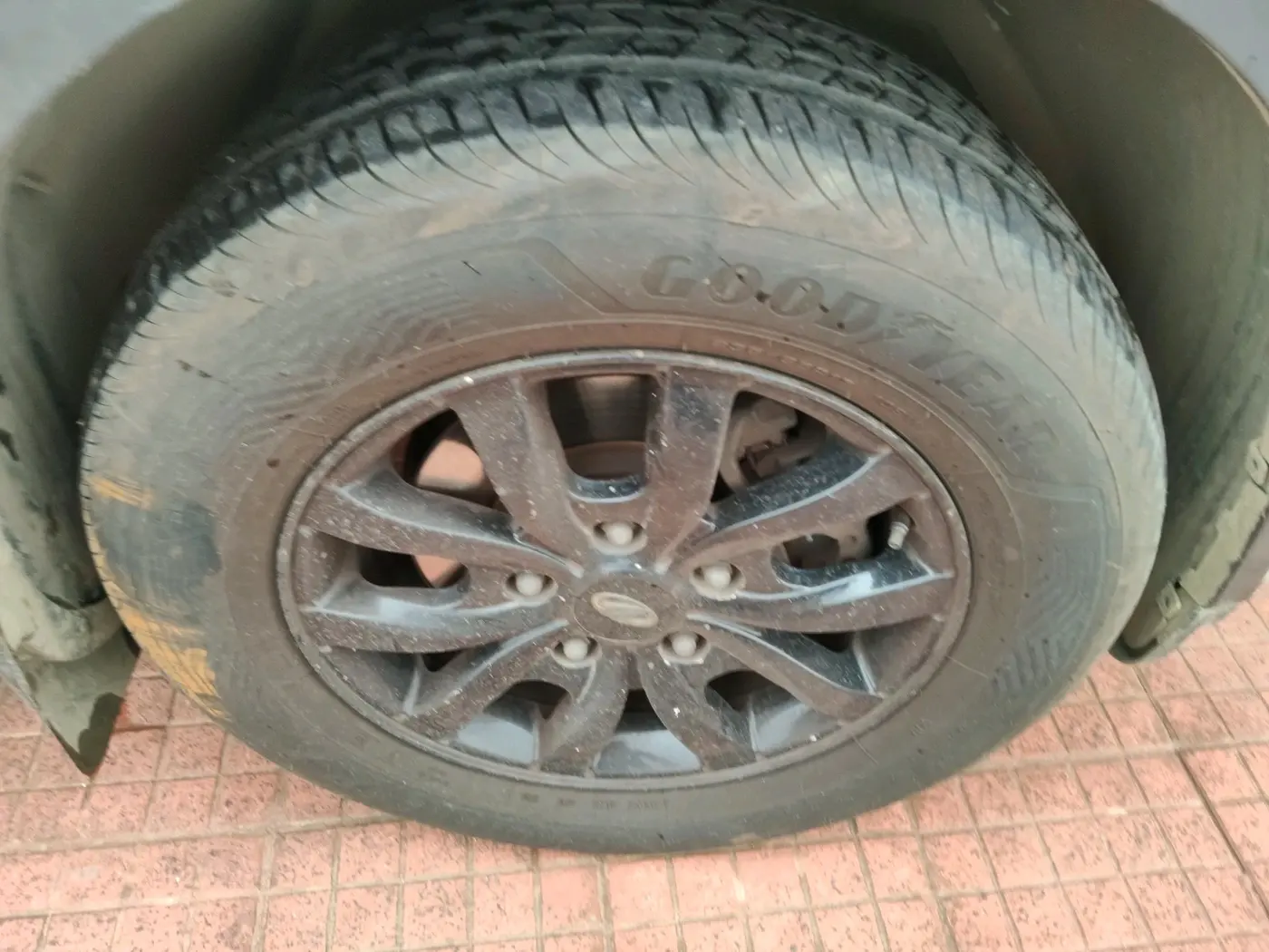 2015 Mahindra XUV500 W10, Diesel, Manual, 1,50,606 km, tyre