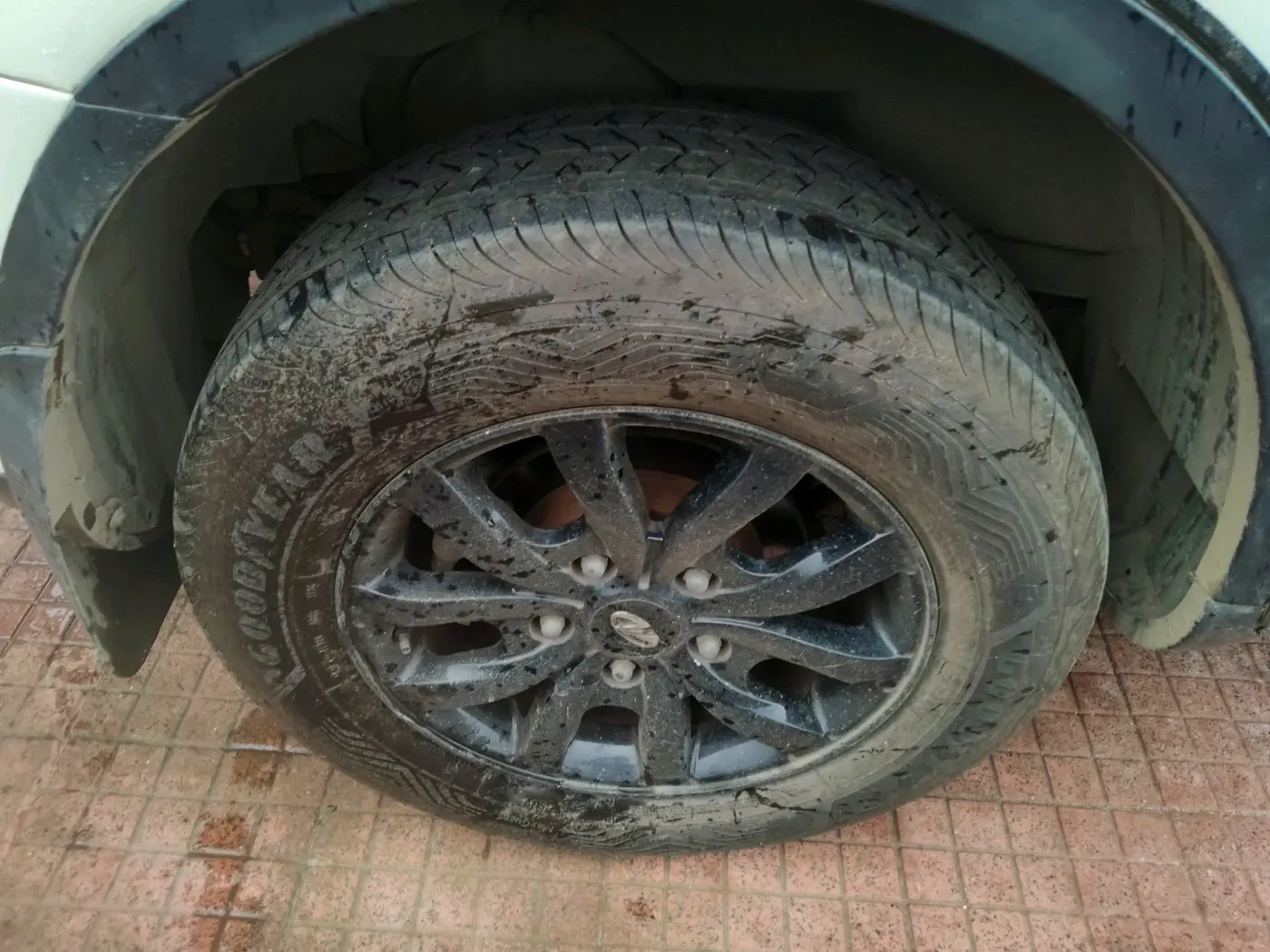 2015 Mahindra XUV500 W10, Diesel, Manual, 1,50,606 km, tyre
