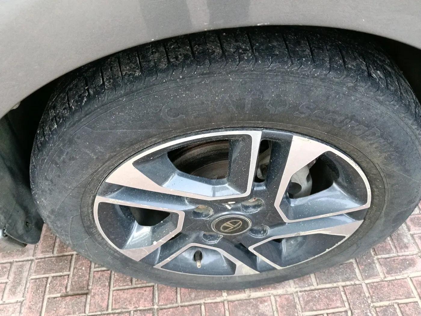 2018 Tata TIGOR XZA PETROL, Petrol, Automatic, 1,09,715 km, tyre
