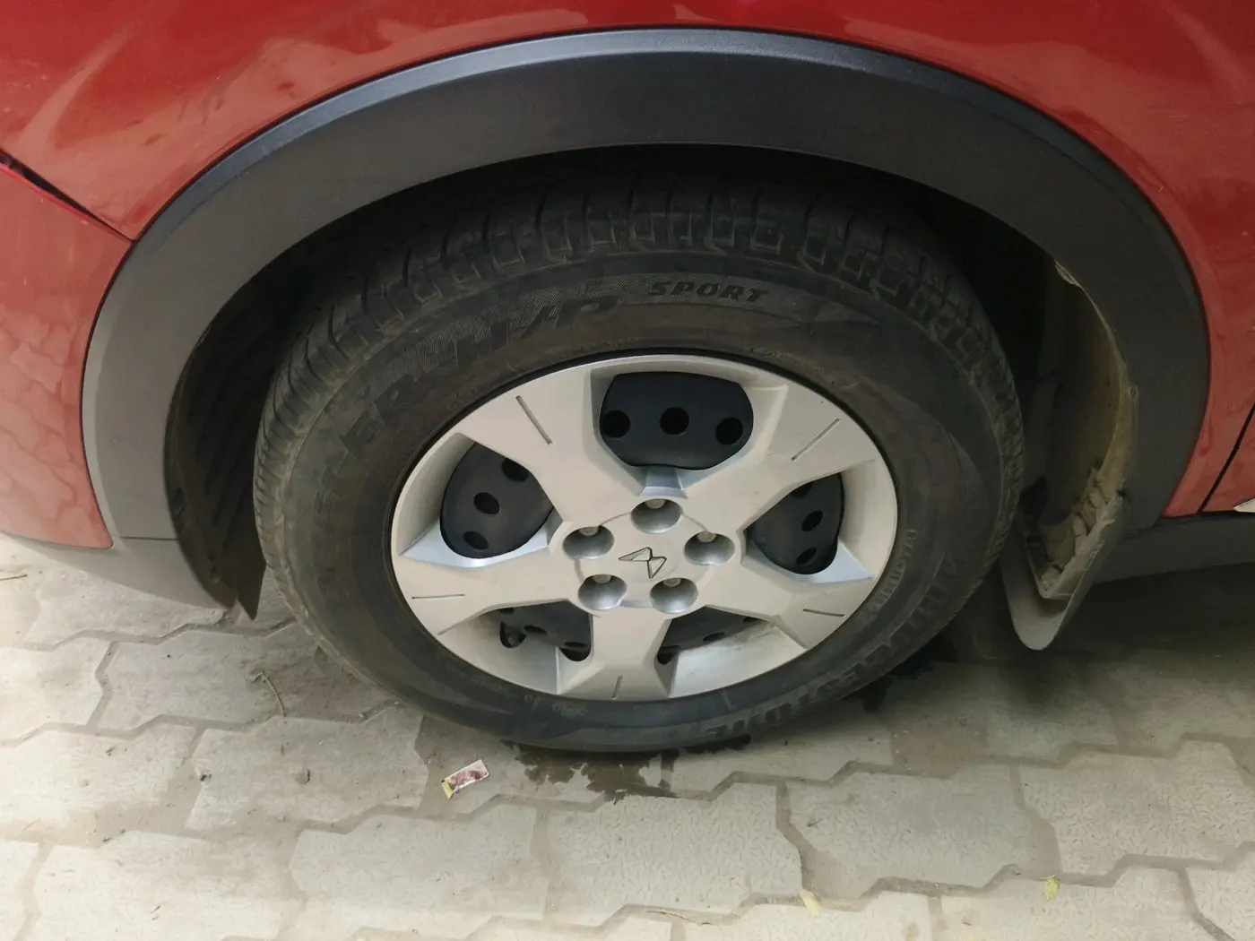 2023 Mahindra XUV300 W6 1.2 PETROL, Petrol, Manual, 29,089 km, tyre