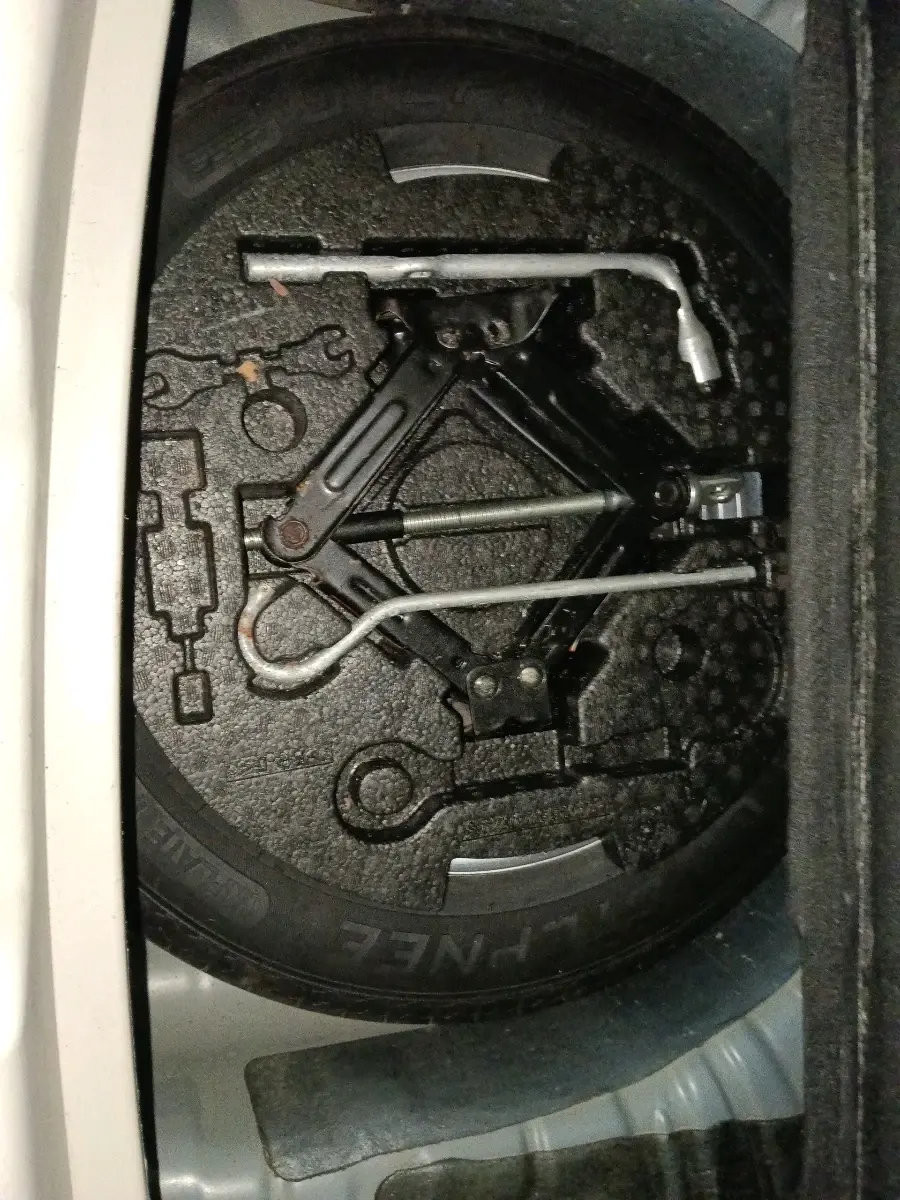 2024 Mahindra XUV300 W8 (O) 1.2 PETROL AMT, Petrol, Automatic, 23,082 km, tyre