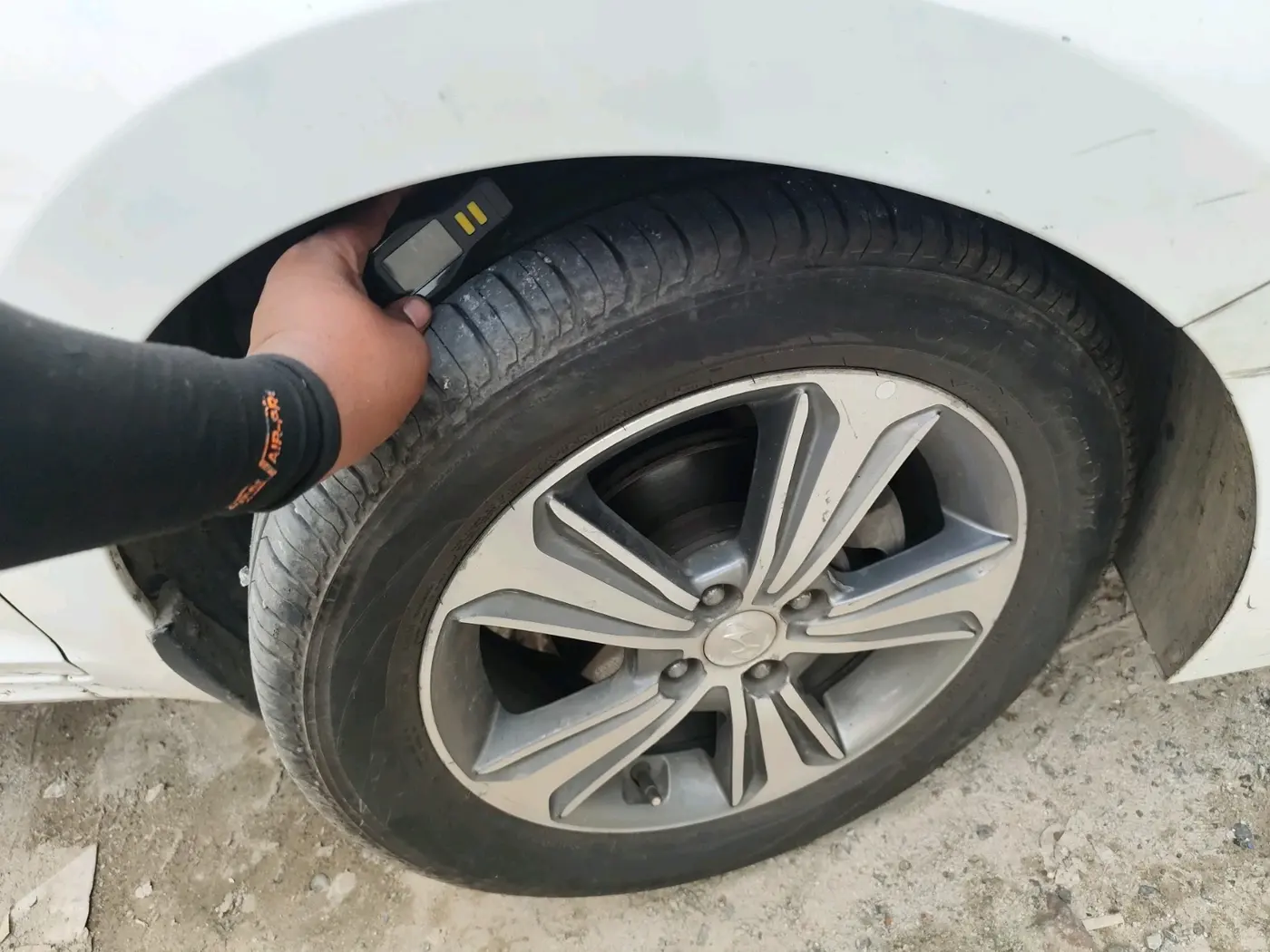 2017 Hyundai Verna 1.6 VTVT SX, CNG, Manual, 92,376 km, tyre