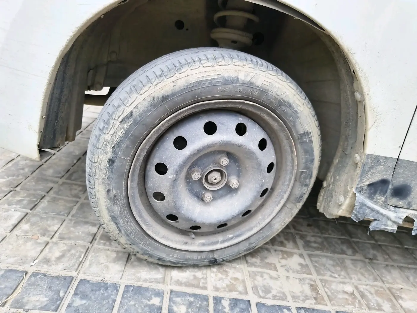 2015 Maruti Wagon R 1.0 VXI, CNG, Manual, 1,76,720 km, tyre