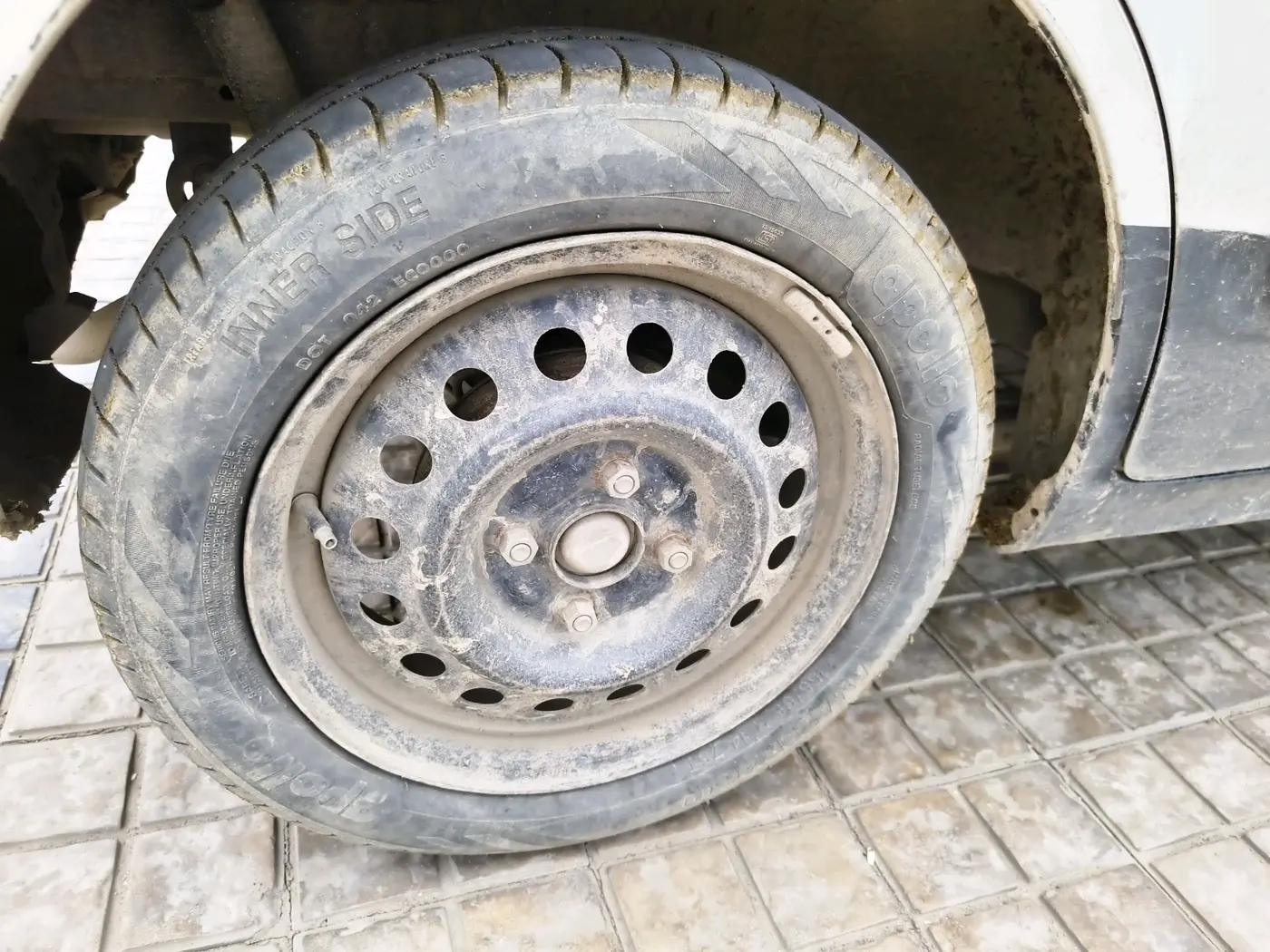 2015 Maruti Wagon R 1.0 VXI, CNG, Manual, 1,76,720 km, tyre