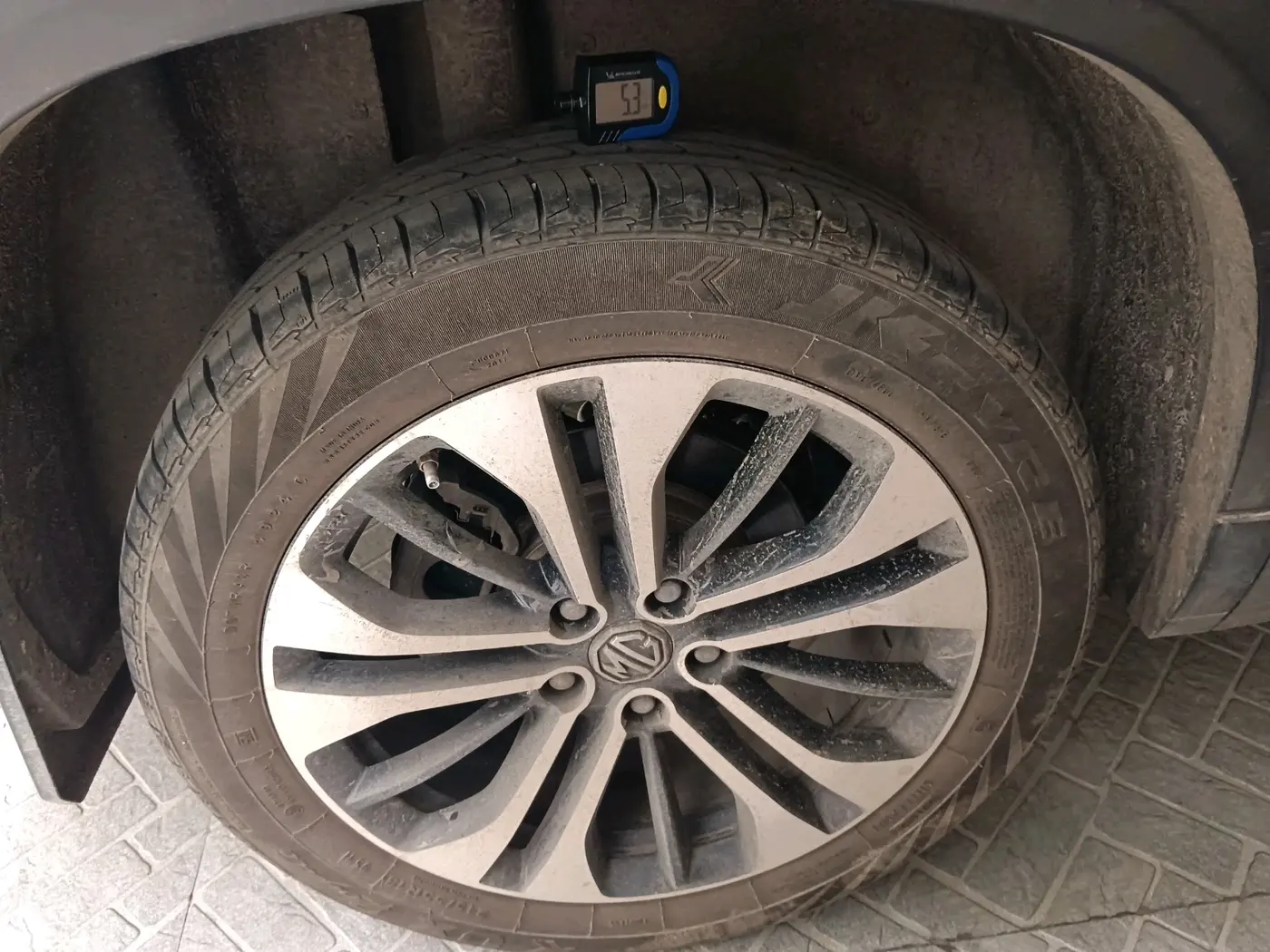 2021 MG HECTOR SHARP 1.5 PETROL CVT, Petrol, Automatic, 1,17,374 km, tyre