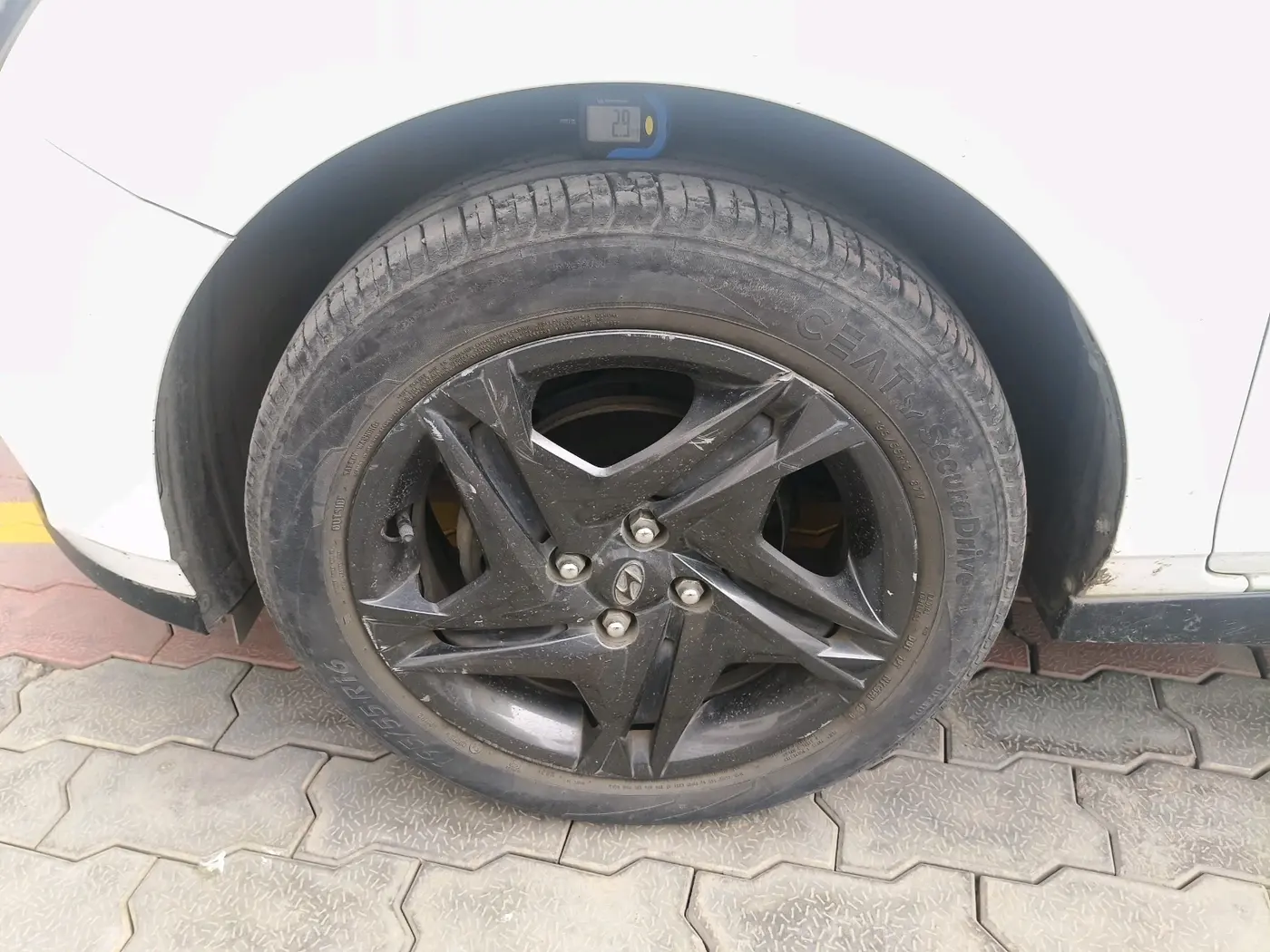 2020 Hyundai NEW I20 SPORTZ 1.2 AT, Petrol, Automatic, 40,960 km, tyre
