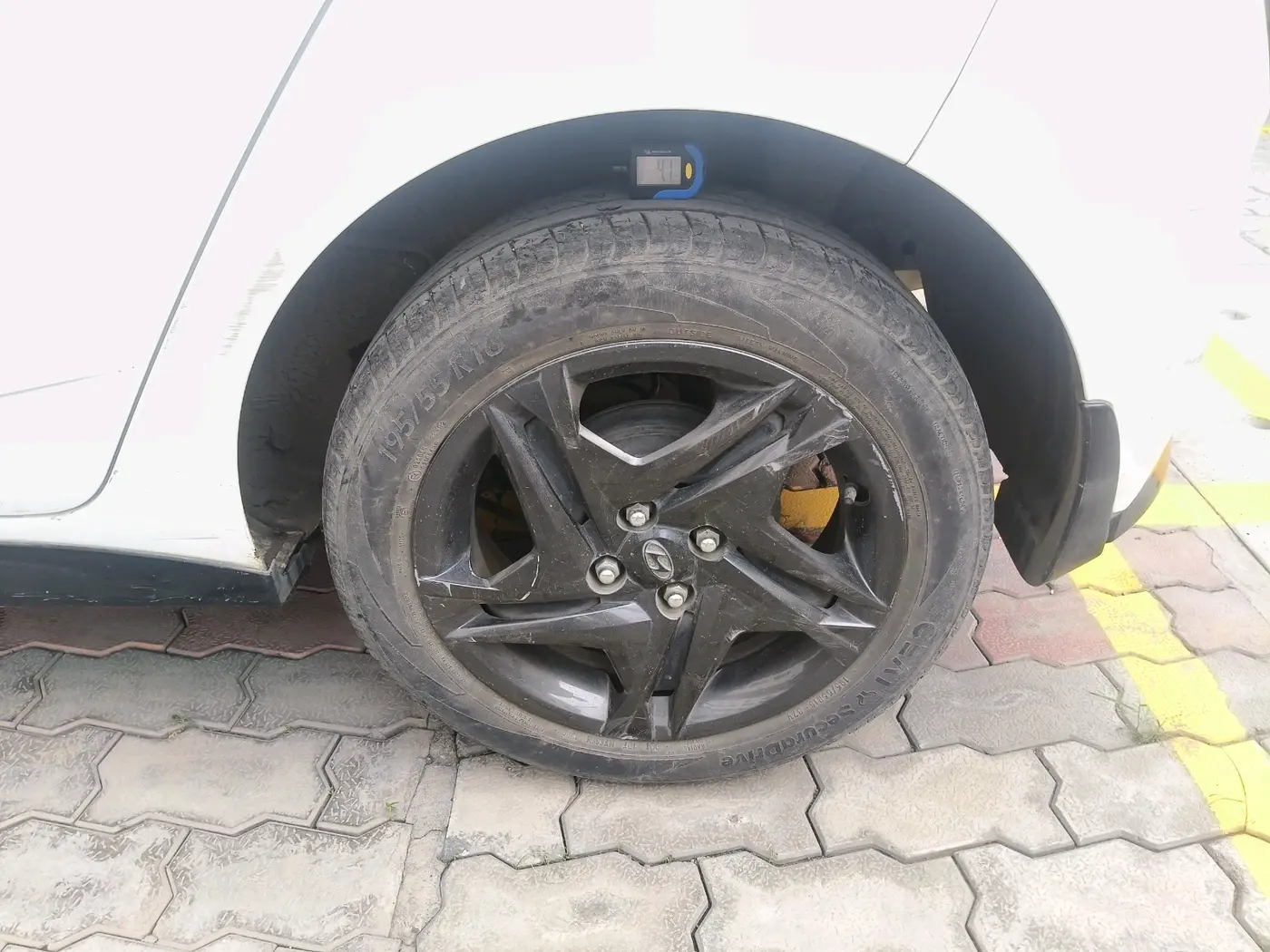 2020 Hyundai NEW I20 SPORTZ 1.2 AT, Petrol, Automatic, 40,960 km, tyre